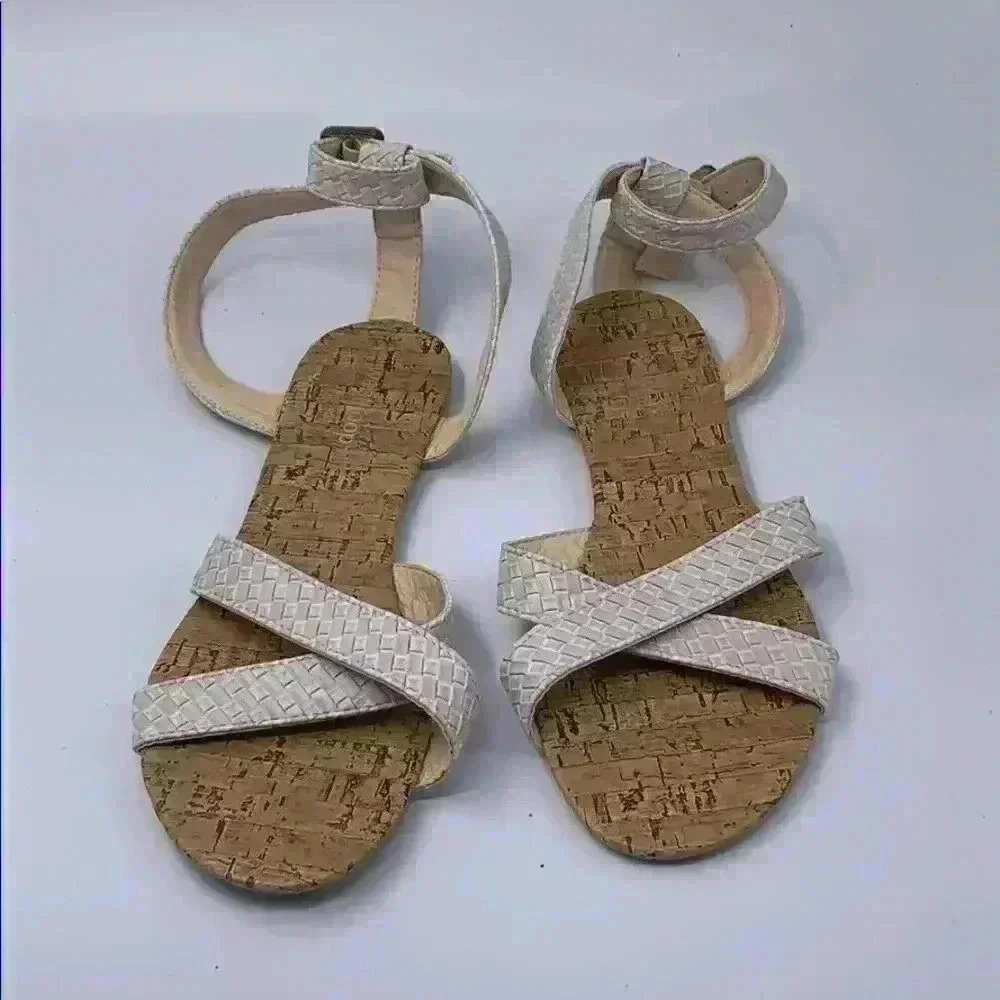 Like new West Loop fabric flat strappy sand…